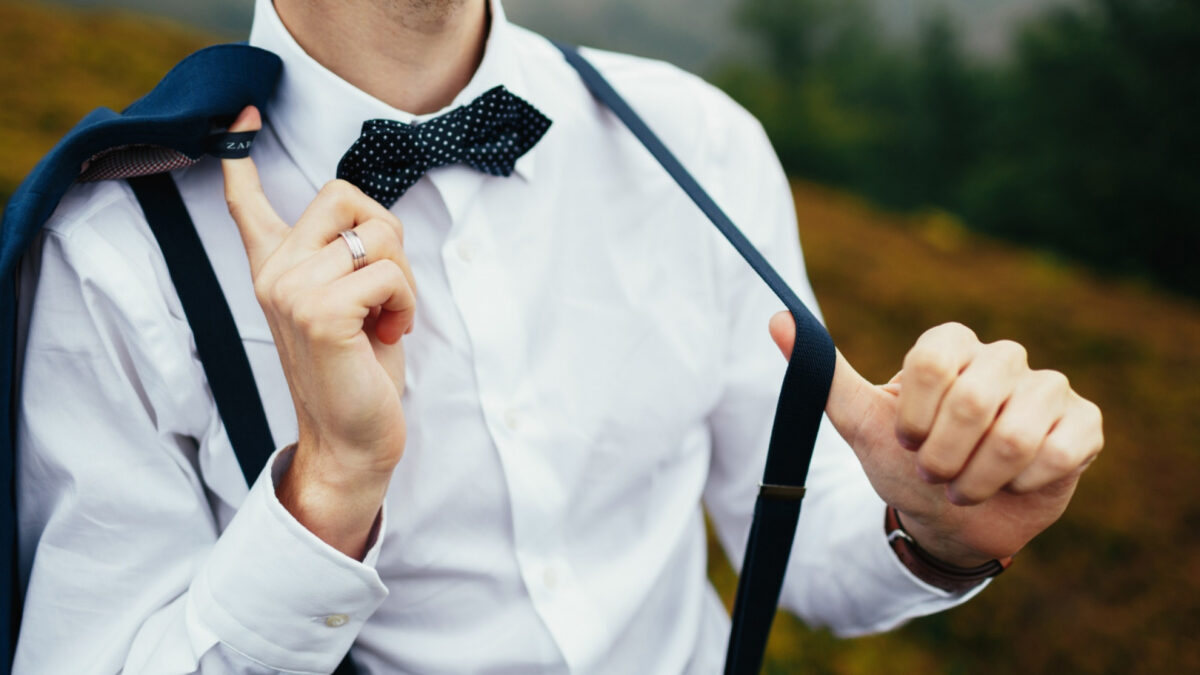 Nœud papillon et casual chic : l'accessoire qui fait toute la différence